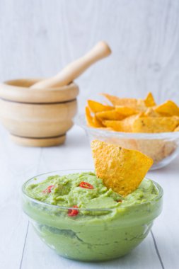 Avokado Guacamole cips ile