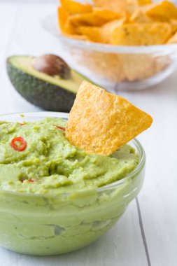 Avokado Guacamole cips ile