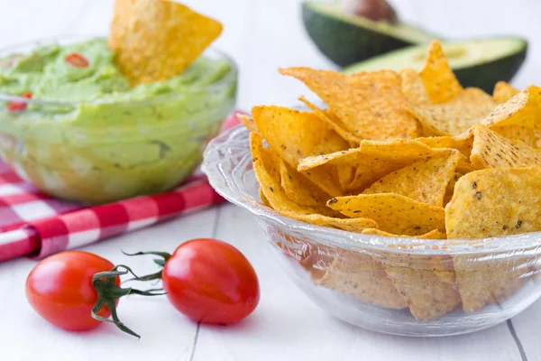 Avocado Guacamole with nachos — Stock Photo, Image