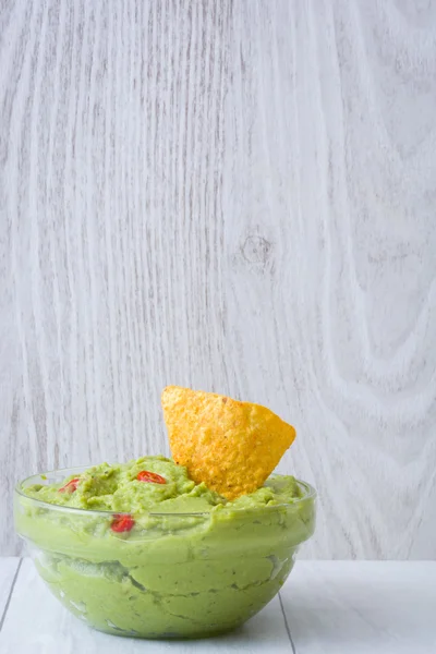 Avokádovým Guacamole s nachos — Stock fotografie