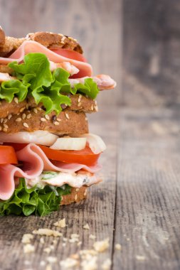 Tavuk ve sebze sandviç