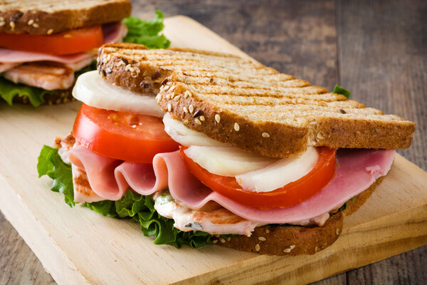 Сэндвич с курицей и овощами
