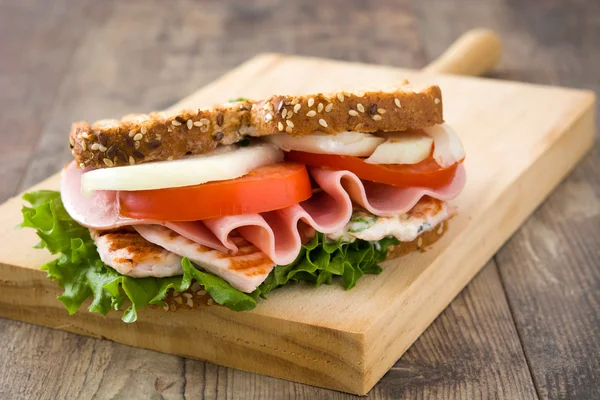 Sandwich mit Huhn und Gemüse — Stockfoto