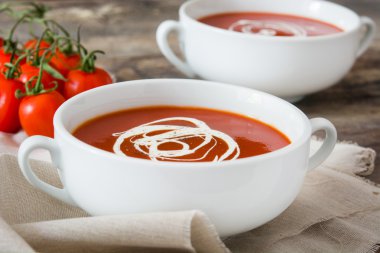 Ahşap üzerine domates çorbası