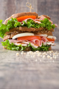 Tavuk ve sebze sandwich.white arka plan