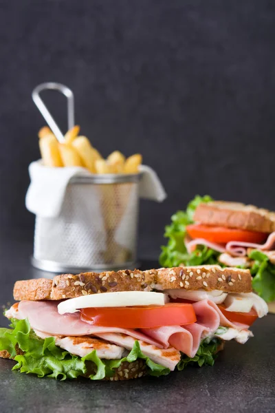 Huhn und Gemüse Sandwich.White Hintergrund — Stockfoto