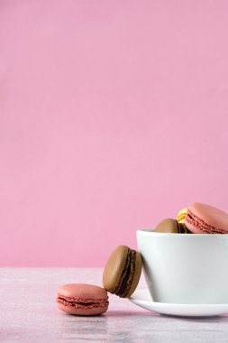 Macarons beyaz bir fincan