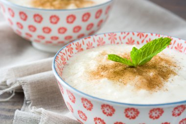 Sütlaç rustik ahşap üzerine