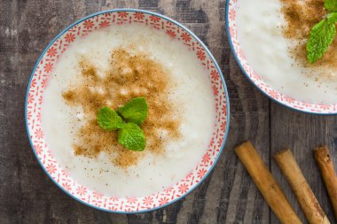 Sütlaç rustik ahşap üzerine