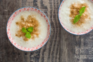 Sütlaç rustik ahşap üzerine