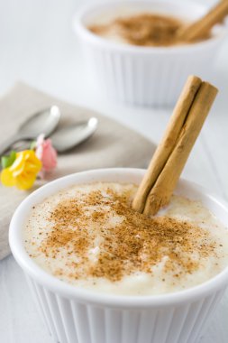 Sütlaç Beyaz ahşap üzerine