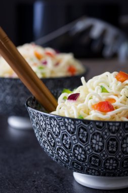 Asya erişte ve sebze. Siyah arka plan