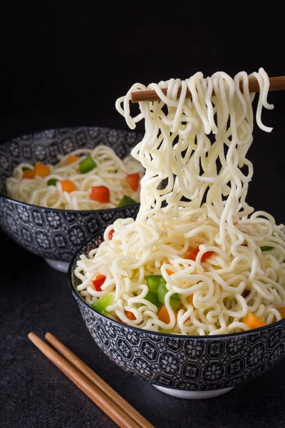 アジア麺と野菜。黒の背景 — ストック写真