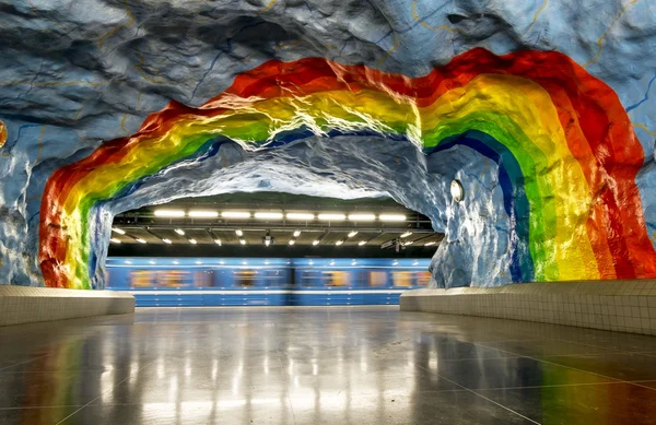 L'interno e le scale mobili della stazione "Stadion" a Stockhol — Foto Stock