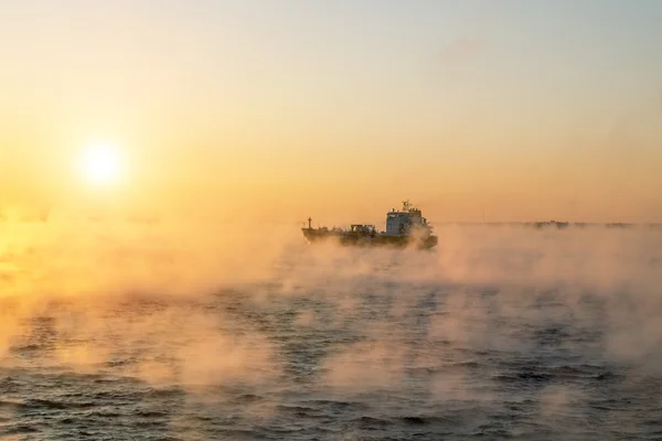 Das Schiff segelt im Morgengrauen im Nebel des kalten Wintermeeres. — Stockfoto