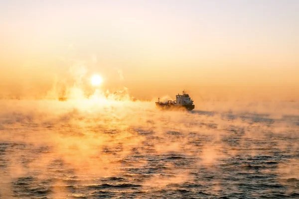 O navio navega ao amanhecer no nevoeiro do frio mar de inverno.Estoni — Fotografia de Stock