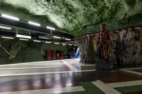 インテリアと駅ストックホルムの「Kungstragarden」のプラットフォーム — ストック写真