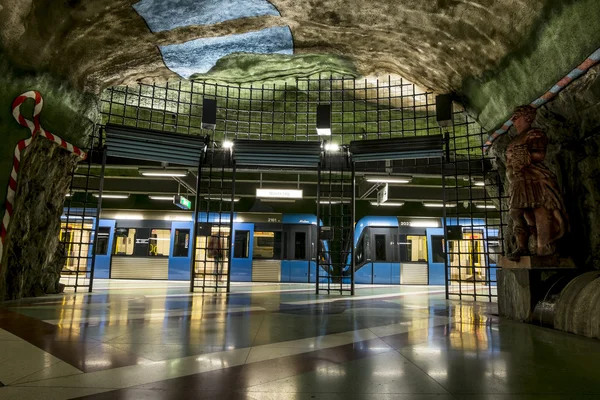 The interior and the platform of station "Kungstragarden" in Stockholm — Stock Photo, Image