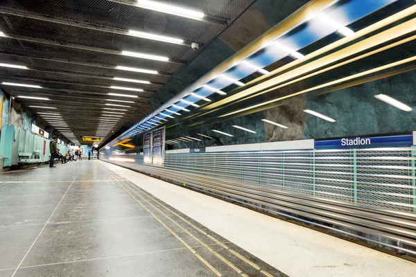 O interior e as escadas rolantes da estação "Stadion" em Estocolmo — Fotografia de Stock