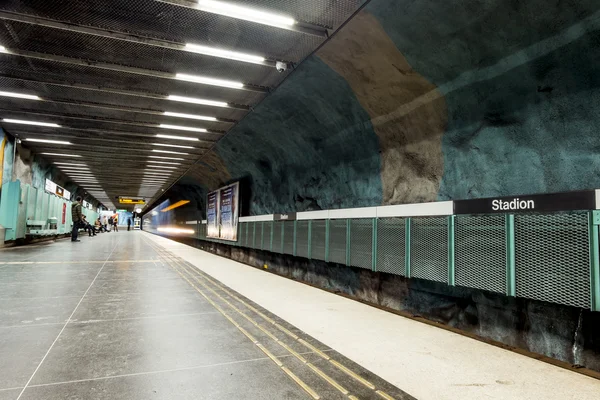 O interior e as escadas rolantes da estação "Stadion" em Estocolmo — Fotografia de Stock