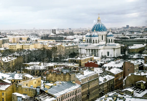 De weergave naar de Trinity Izmailovsky kathedraal in St. Petersburg — Stockfoto