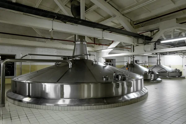 Пиво танків для пивоварного Heineken головного заводу "у апостола Петра — стокове фото