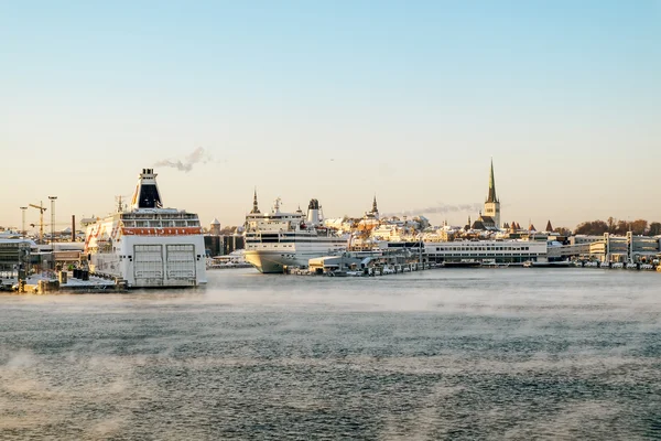 Uitzicht op de haven van Tallinn en de Oostzee-winter. Estland — Stockfoto