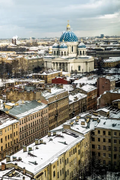 A vista para a Catedral de Trindade Izmailovsky em São Petersburgo — Fotografia de Stock