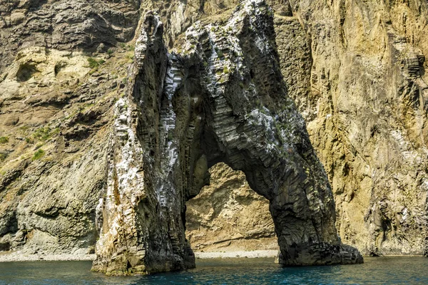 Arco de roca en las aguas del Mar Negro en el Parque Nacional de —  Fotos de Stock