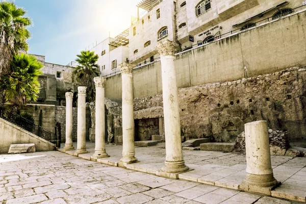 Romeinse straat in de oude stad van Jeruzalem. Israël. — Stockfoto