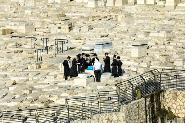 Евреи молятся у могил предков на оливковой горе — стоковое фото