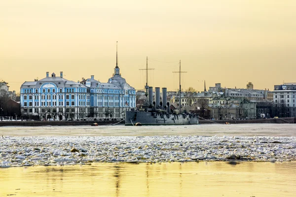 巡洋舰极光在日落时在圣彼得堡涅瓦河 — 图库照片