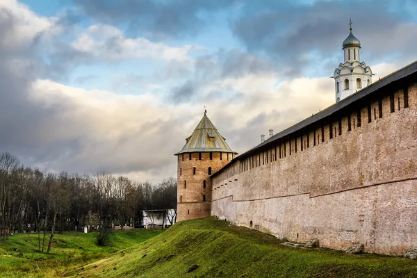 Duvarlar ve Kremlin Veliky Novgorod kuleleri. Rusya. — Stok fotoğraf