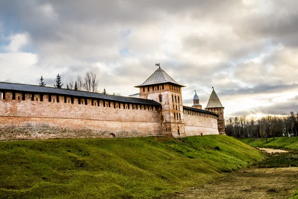 Duvarlar ve Kremlin Veliky Novgorod kuleleri. Rusya. — Stok fotoğraf