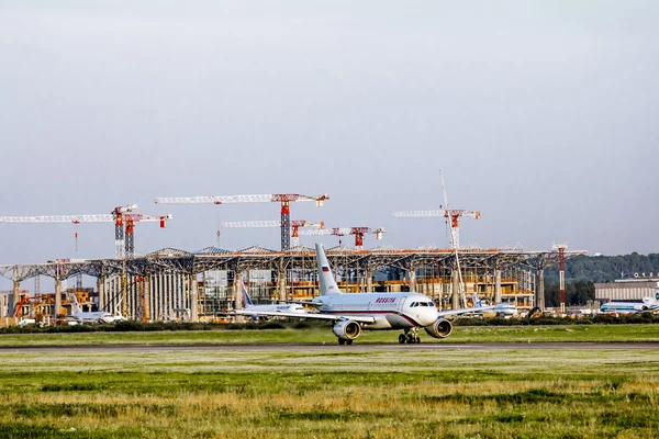 Будівництво міжнародного терміналу "Пулково" airpor — стокове фото