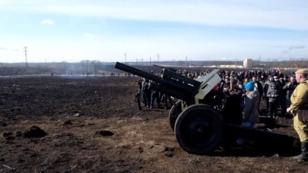 Skjuten ur en kanon på militär-patriotiska festival "Slaget stål". Saint-Petersburg.Russia. — Stockvideo