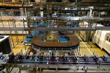 St. Peter, Heineken bira fabrikası, bira şişeleri ile konveyör