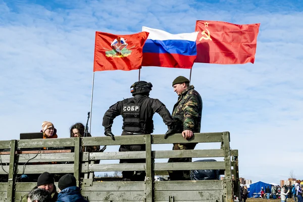 Armáda podle ruské vlajky na náklaďák na vojensko Pat — Stock fotografie