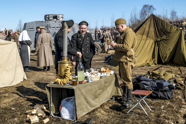 Röda armén soldater på militär-patriotiska festival "slaget stål". — Stockfoto