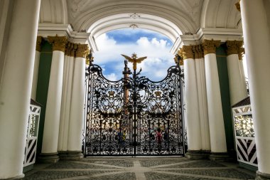 Ajur çit'Hermitage Müzesi St. Peters'ın kapısında