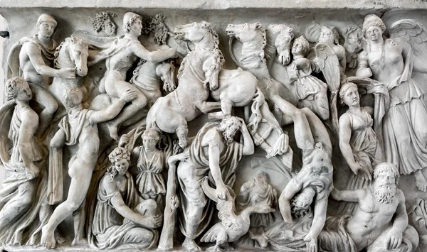 The bas-relief from the wall of the Roman sarcophagus in the sta — Stock Photo, Image