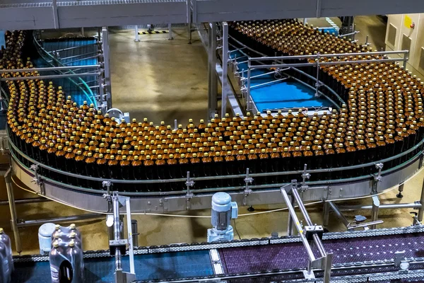 Conveyor with beer bottles  at the Heineken brewery in St. Peter — Stock Photo, Image