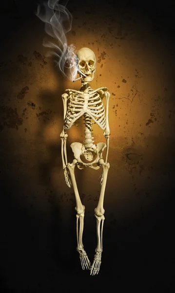 Skelettet av en man med en röka cigarett mot väggen — Stockfoto