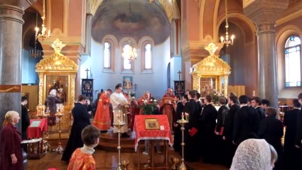 Праздничное пасхальное богослужение в Свято-Николаевском монастыре в Старой Ладоге. . — стоковое видео