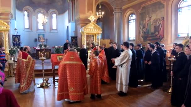 Festlig påsk gudstjänst på Saint Nicholas kloster i Staraya Ladoga.Russia. — Stockvideo