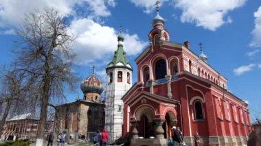 Paskalya ilahi hizmetine Staraya Ladoga.Russia St. Nicholas manastırda çanları çalıyor.