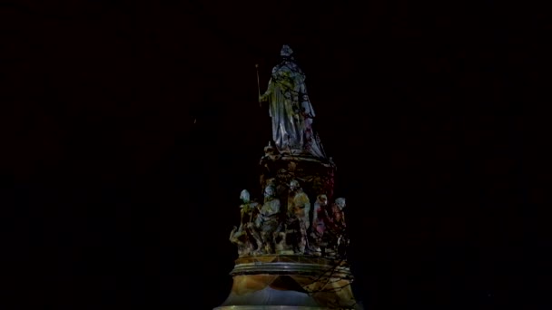 Lichtinstallation auf dem Ostrovsky-Platz auf dem Lichterfest in St. Peter. Russland — Stockvideo