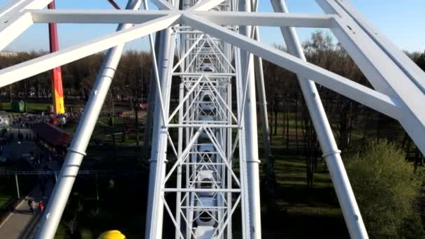 Blick vom Riesenrad im Vergnügungspark "divo ostrov" in St. Petersburg. Russland. — Stockvideo