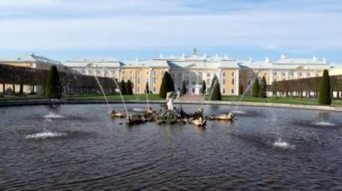 Peterhof.Saint-Petersburg.Russia üst parkta çeşmeler.