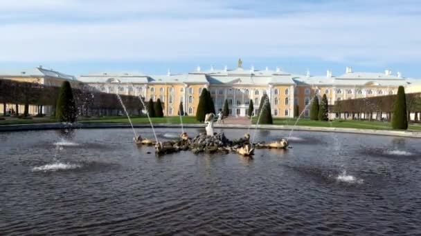 Fonteinen in de bovenste Park in Peterhof.Saint-Petersburg.Russia. — Stockvideo